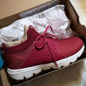 New in box Skechers performance walk foam Sneakers